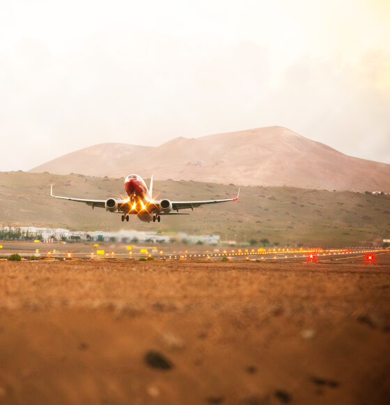 Avión despegando del aeropuerto Lanzarote