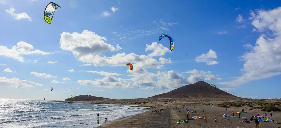 Kitesurf op het strand van El Médano Plaatsen voor kitesurf op Tenerife