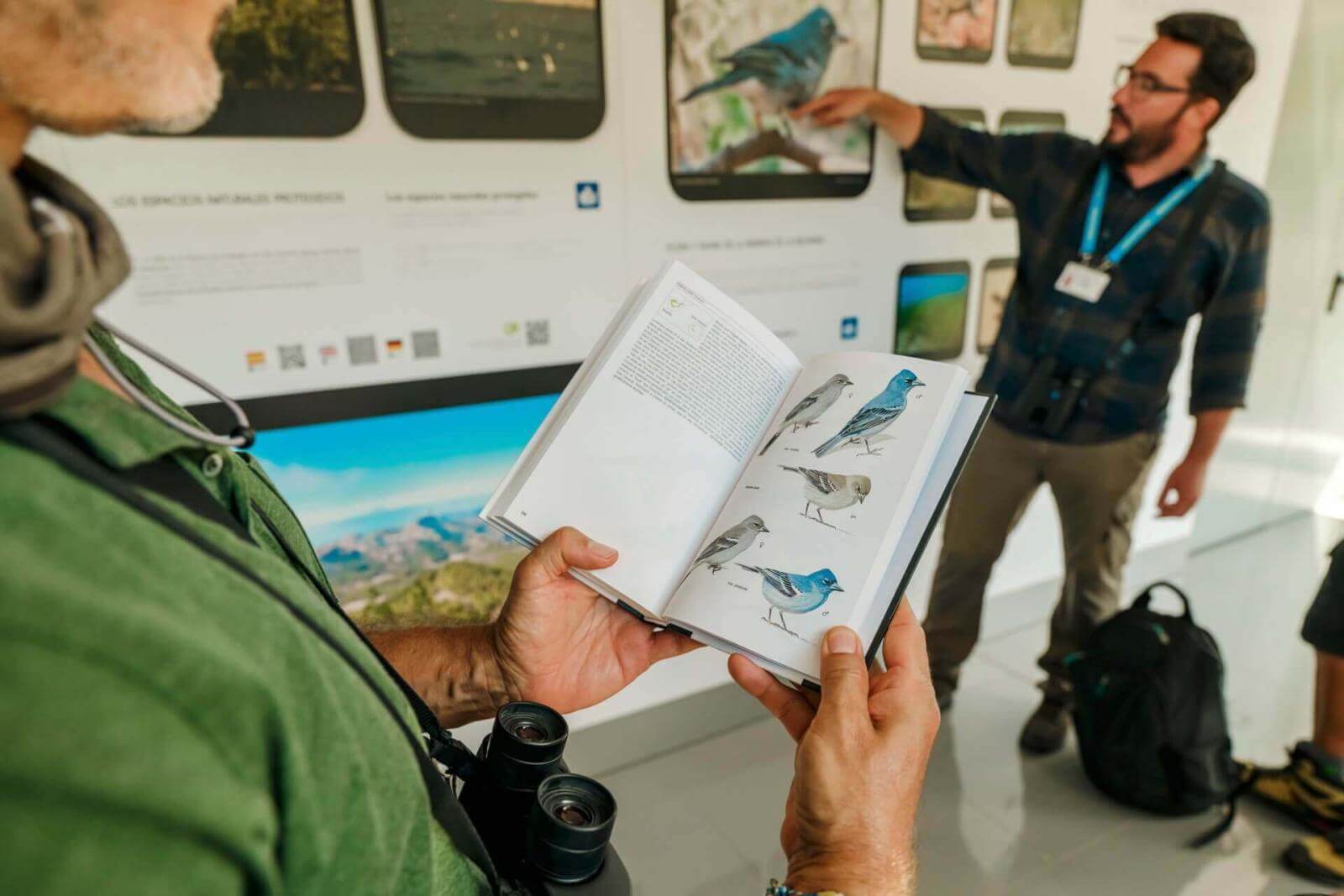 Gespecialiseerde lokale gids geeft uitleg in het vogelbezoekerscentrum.