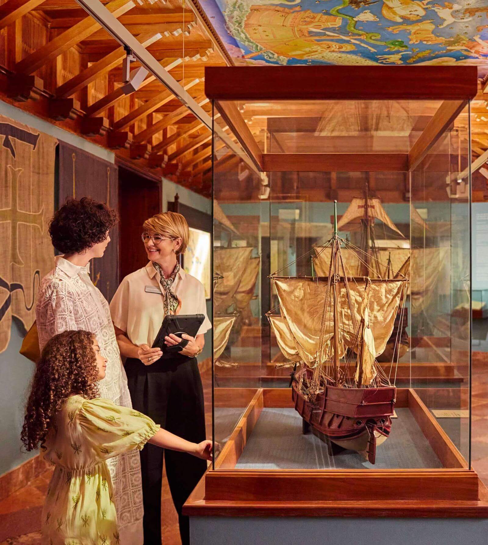 Interieur van een historisch museum met objecten die het cultureel erfgoed en de voorouderlijke erfenis belichten.