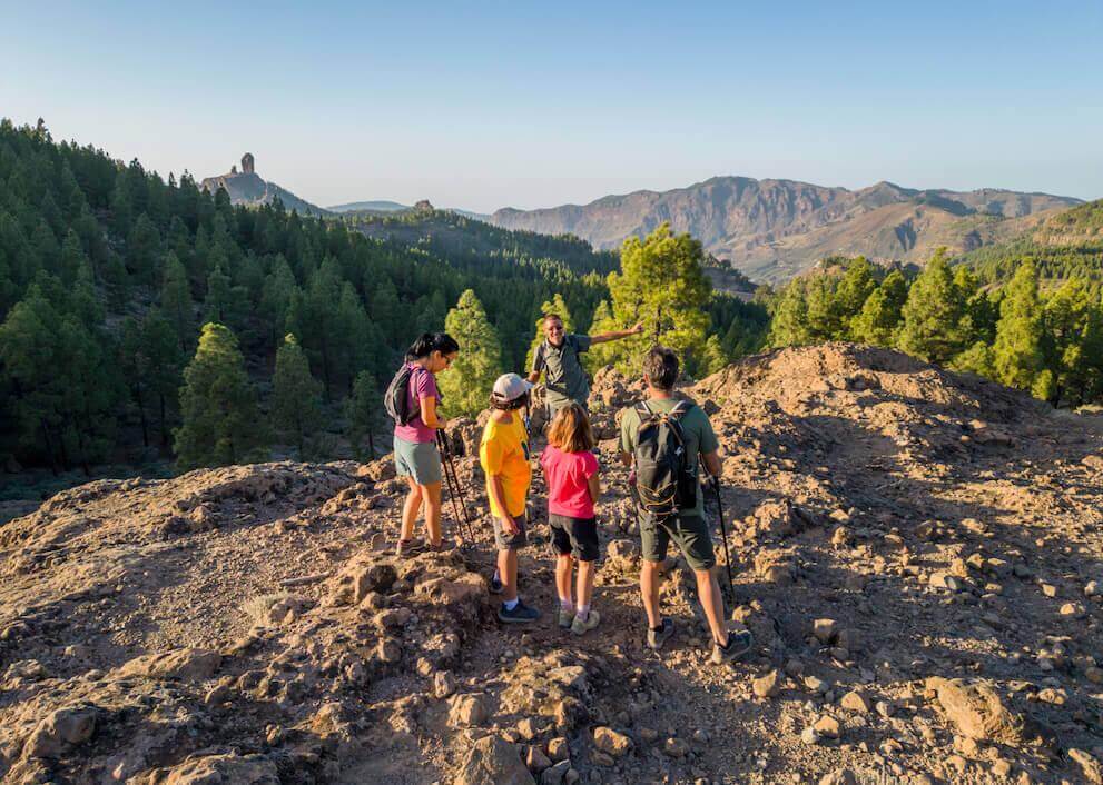 Excursie door het Landelijk Park van Roque Nublo, tussen rotsachtige grond, Canarisch dennenbos en de top.