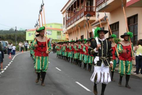 desfile-de-las-tropas-ayto-barlovento-lapalma-1-768x512_1