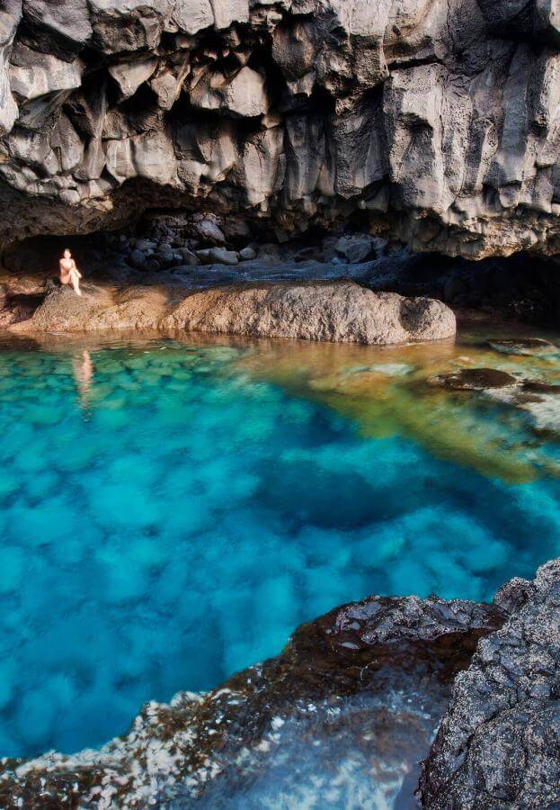 Charco Azul de El Hierro, een natuurlijk zwembad met turquoise water te midden van vulkanisch gesteente.
