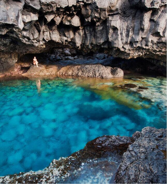 Charco Azul de El Hierro, een natuurlijk zwembad met turquoise water te midden van vulkanisch gesteente.