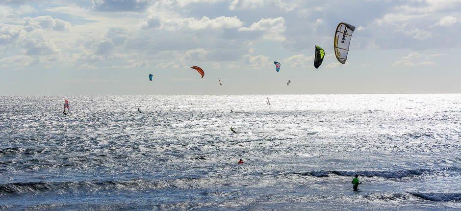 Kitesurf op het strand van El Médano Plaatsen voor kitesurf op Tenerife
