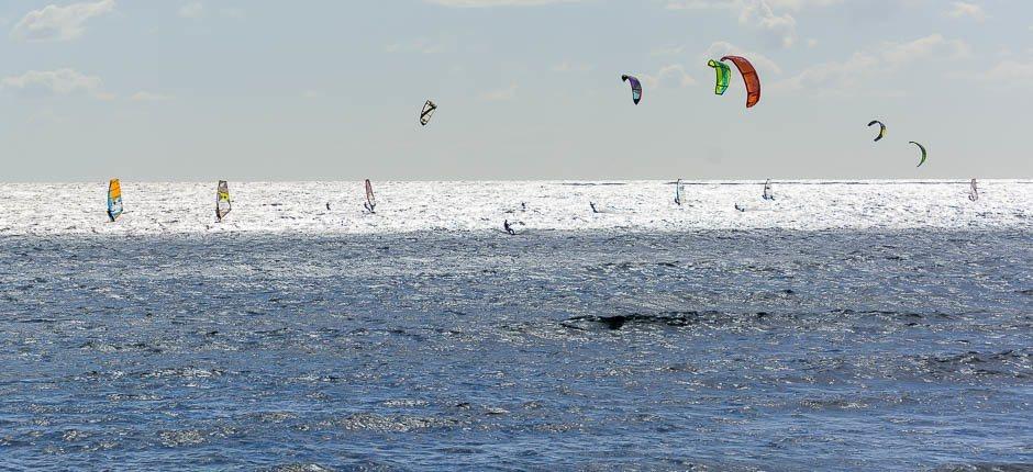 Kitesurf op het strand van El Médano Plaatsen voor kitesurf op Tenerife