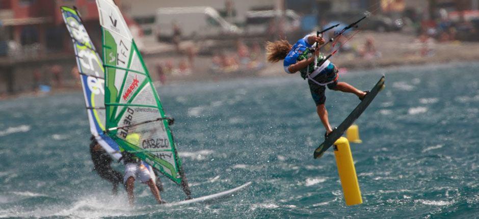 Kitesurf op het strand van El Médano Plaatsen voor kitesurf op Tenerife