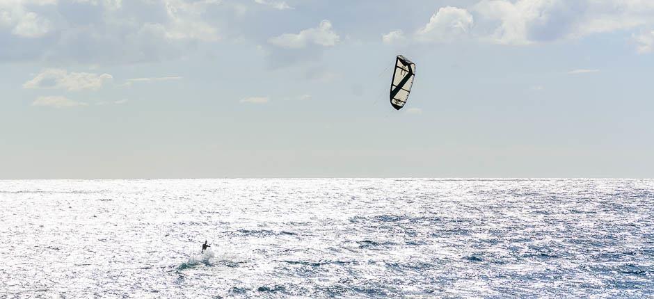 Kitesurf op het strand van El Médano Plaatsen voor kitesurf op Tenerife